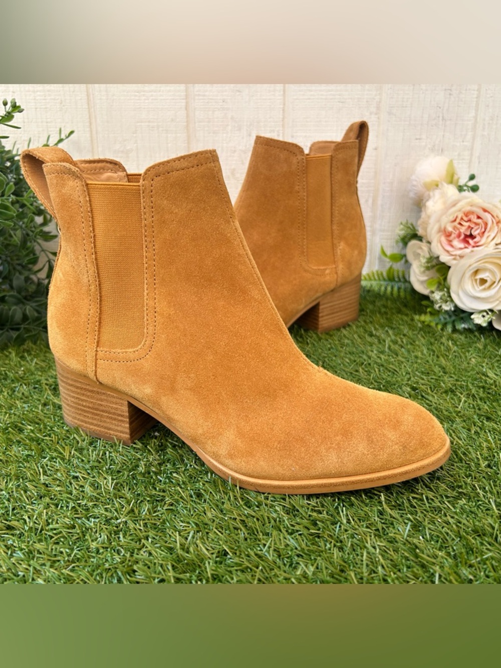 Rag & Bone Walker Chelsea
Boot in Tan Suede size 6 NEW